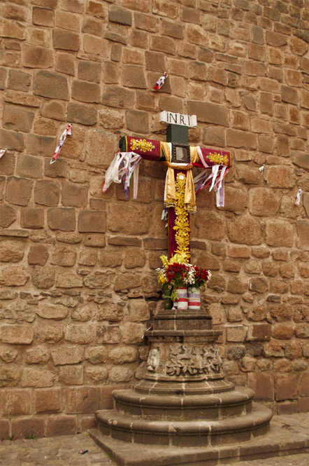 Cross outside Catedral de Cusco.