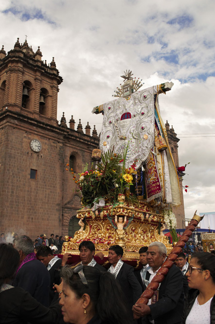 In the 1860 this cross was erected in the snow at Sicllac’asa Pass. Travelers soon began to report dreams of their savior in the form of the cross. The cross became the patron saint of the town of Urubamba. The Señor de Torrechayoc festival pays homage to this cross.